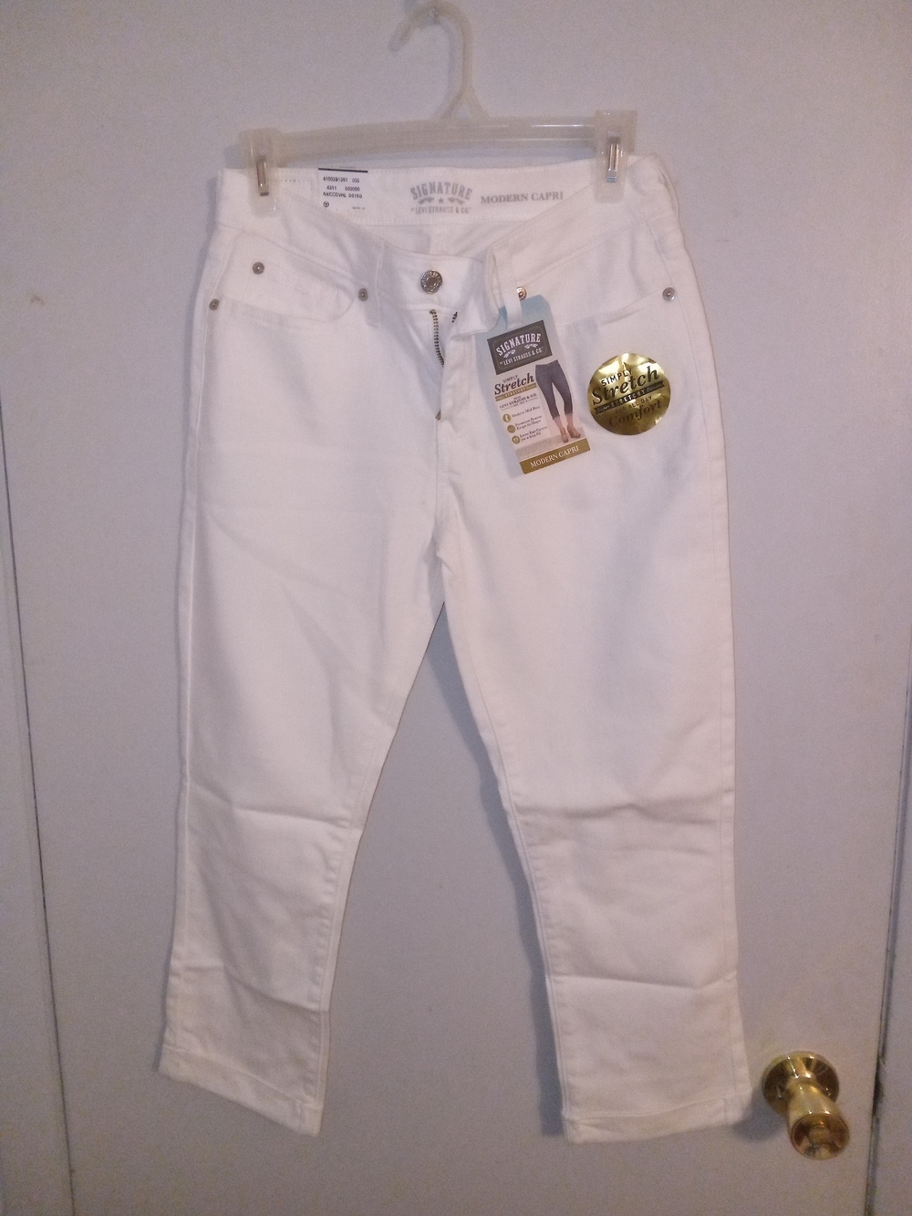 Signature Levi Strauss & Co White Denim Capris 6 Misses
